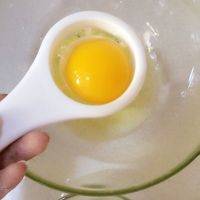 蛋清分离'放蛋清的碗里千万不要有油有水'不然蛋清就发不起来了