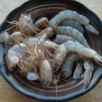 大虾去掉虾头，虾壳，虾线，留下虾尾。