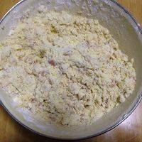 把粳米粉和玉米粉筛入黄油里，倒入融化泡打粉的水，用手揉成团
