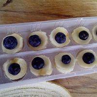 香蕉切块，蓝莓嵌入香蕉上，放入带格子的冷藏盒中