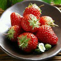 来自清迈的草莓们大集合啦~草莓用盐水轻揉地搓洗干净，放一旁备用~
