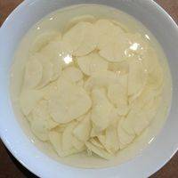 土豆去皮洗净，切薄片，流水冲洗，泡冷水中。