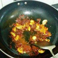 油锅烧热后，放入姜片，蒜片，花椒爆香后加入豆瓣酱翻炒。