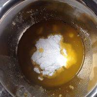把黄油，红糖隔水融化，加入鸡蛋，糖粉，磨碎的生姜和蜂蜜用电动打蛋器打发。