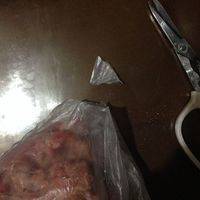 将肉馅舀裱花袋或者结实的塑料袋，塑料袋剪一个口。