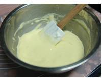 蛋黄+油+牛奶，用电动打蛋器低速打匀，筛入粉类，用电打继续打匀，再用刮刀将盆边刮下拌匀