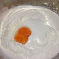 分次将蛋黄加入，提高速度打至融合。