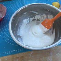 考的时候可以做糖霜了，先把蛋清粗性打发，然后分三次加入糖粉，打匀，就是这个样子