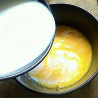 鸡蛋打撒，混合牛奶，加糖（怕甜可不加）。（牛奶不能太热哦，否则就会起块块呢）