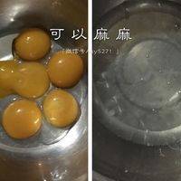 1.把5个鸡蛋蛋清、蛋黄分离。注：放蛋清的盆里保证无水无油