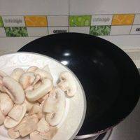 再将改好洗好的口蘑下锅。