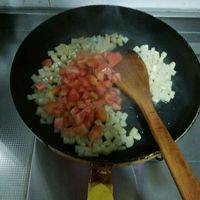 加入西红柿丁继续翻炒至出汤。