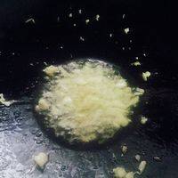 热锅下油、爆香蒜末、姜末