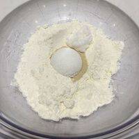 各一半高筋面粉、低筋面粉、糖加入全部干酵母放入水和无糖豆浆（水和豆浆要温热的）搅拌均匀