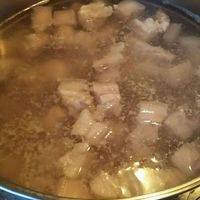 做开水，肉块儿下锅，水再开后煮一分钟，将肉捞出，清水冲净。