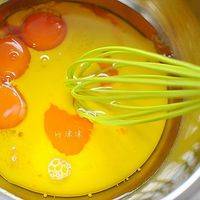 蛋黄里加入植物油和牛奶，用手抽搅拌均匀