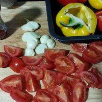 番茄开水烫后去皮，切四瓣，大蒜切片。