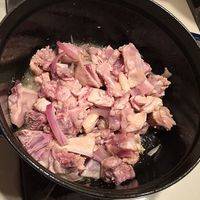 下鸡块翻炒到肉色发白。