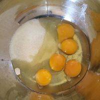 鸡蛋 白砂糖放一起用打蛋器打发