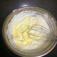 然后加入软化的黄油，不停地搅拌均匀。