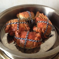 20分钟后看一下蟹的蒸煮情况，有蟹油就可以关火。