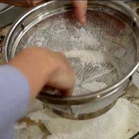3：把1里混合好的糖粉与杏仁粉再次用滤网，过滤到打好的cream里面，可是要分三次加入，每一次加入时搅拌的手法都要十分注意，不能随便打圈，看步骤4教你搅拌手法