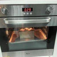 将德普嵌入式烤箱调制快热档170度，放在最中下层进行焙烤，时间约30min，表面颜色金黄出炉，微震后，立即将面包出模，防止收缩；