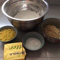 过筛后的玉米淀粉、低粉、糖粉和花生粉、蛋黄。