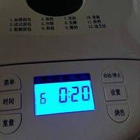 选择面包机菜单6和面功能，搅拌二分钟，充分搅拌均匀