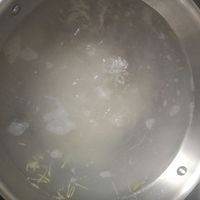 水再次开的时候加大米，泡米的水不要！