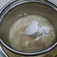 一勺面粉过筛，轻轻均匀洒在打好的蛋液上。
