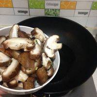 热锅加油，将菇片下锅炒香。
