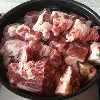 买来新鲜的羊腿肉，去骨切块在，在胡椒粉盐水中腌制30分钟～