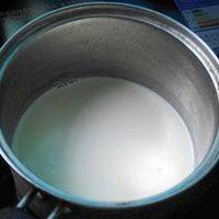 奶油、牛奶、砂糖一起入锅中加热搅拌至白糖融化