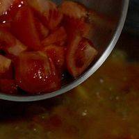 最后加入新鲜的番茄块，盖上盖子煮15分钟。