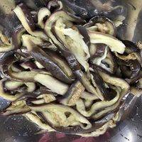 茄子撕成条，挤挤水，一小勺盐拌匀。