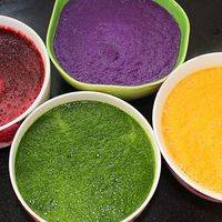 紫甘蓝，南瓜，紫菜头，菠菜，各自加水榨汁。南瓜只能是泥。其它的可以过滤成汁，也可以直接用泥。如果不怕菜的味道太重的话。但颜色会更好看。紫色也可以用紫薯泥，也会更艳丽。