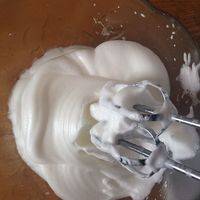 蛋清蛋黄分离，用打蛋器打发出泡沫，用筷子挑起像奶油状不会掉下（为吐出甜味打时放一点盐约1g，在放少许糖或蜂蜜)跟据自己口味添加