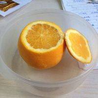把橙子用盐水浸泡二十分钟，然后开一个小盖，把盐均匀撒在橙肉上，盖上盖