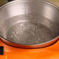 步骤1【添水烧开】锅内注入适量水，然后启动开关，转动火力旋钮将火力调至最大。其中，加水量不宜太少，否则容易造成“巴底”、溢锅。
