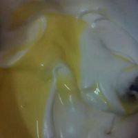 再把蛋黄糊全部倒入剩下的蛋白霜中翻拌均匀，这就成了蛋糕糊