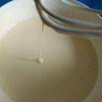在牛奶蛋液里加入面粉 泡打粉充分搅拌均匀至没有小面疙瘩