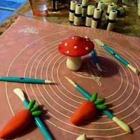 蘑菇和萝卜造型，用造型笔在萝卜根切槽，沾水，将萝卜秧粘进去。用工具或其他东西稍微垫一下固定造型。