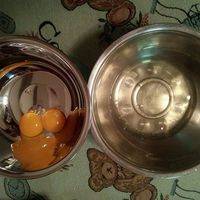 分离蛋黄蛋清。