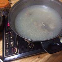 煮好的骨汤 重新那个锅装 上电磁炉