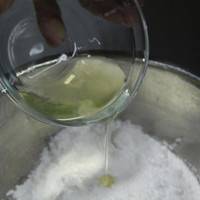 过筛的糖粉加入鸡蛋清用打蛋器搅拌搅匀，如果觉得太稠，浓，可以用柠檬汁调整到如缎带般滑落的程度