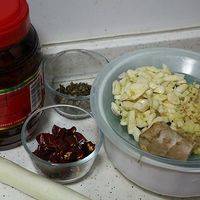 姜蒜切成碎米状，花椒最好选用青花椒，有独特的香味