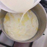 慢慢倒入牛奶玉米淀粉混合液（可能会因为放了一会儿有沉淀，一定要搅均匀了再倒入），边倒边搅拌，而且要快，不然容易糊底，且会结块不均匀，影响口感