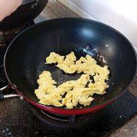 热锅热油，倒入鸡蛋，炒熟盛出备用
