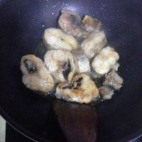 热油锅，鳕鱼煎至两面金黄